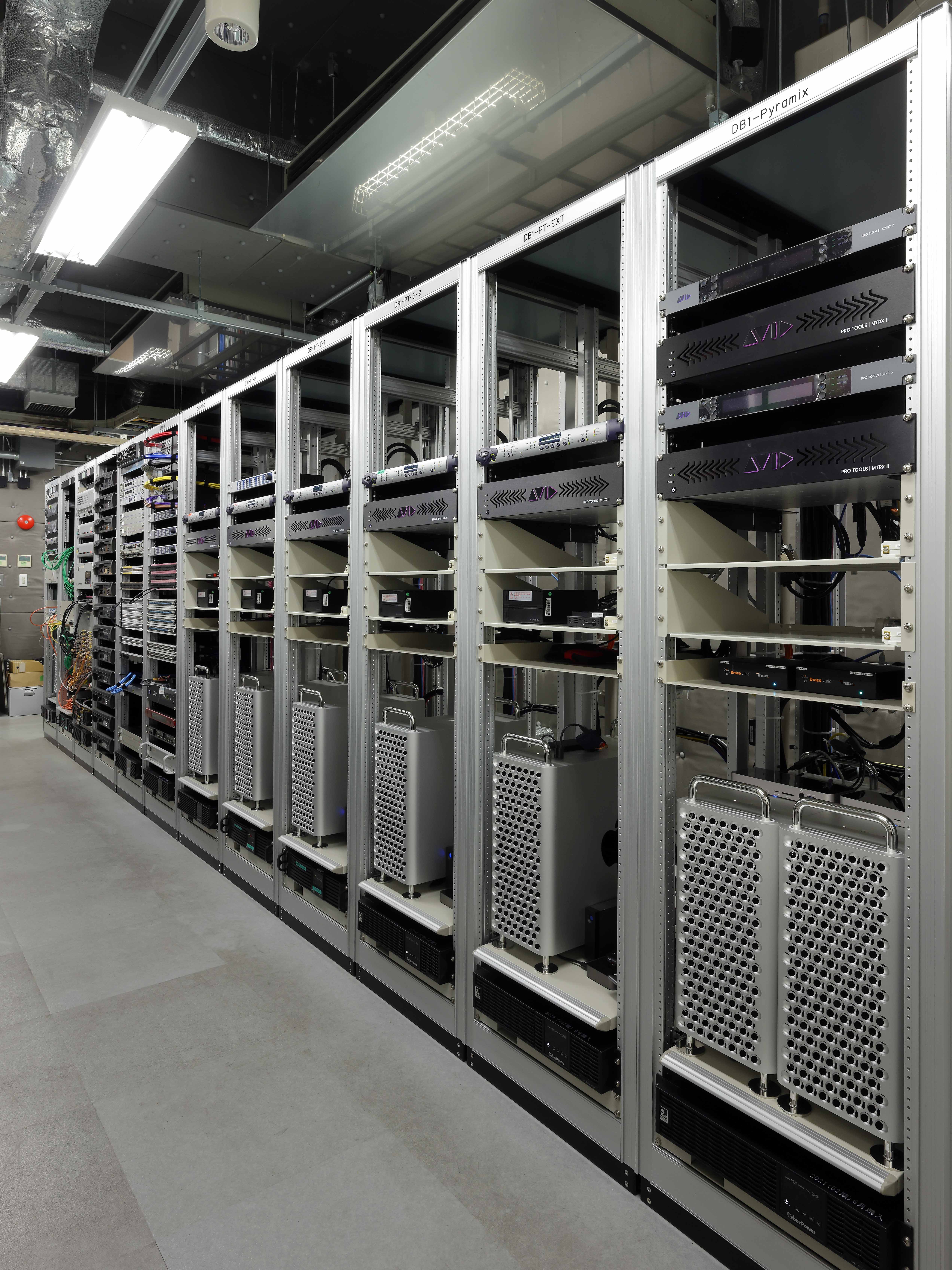 マシーンルームに設置されたPro Tools HDX & MTRX IIシステム